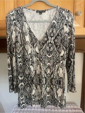 INC International Concepts Black & White Snake-Print V-Neck Long Sleeve Top